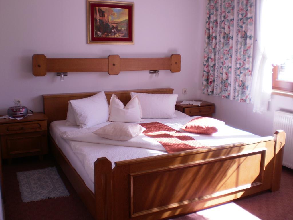 Pension Leyrer Kotschach-Mauthen ภายนอก รูปภาพ
